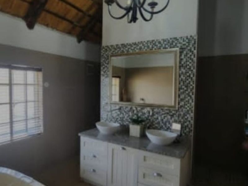 THE MAGNIFICENT LIFE - Photo 10