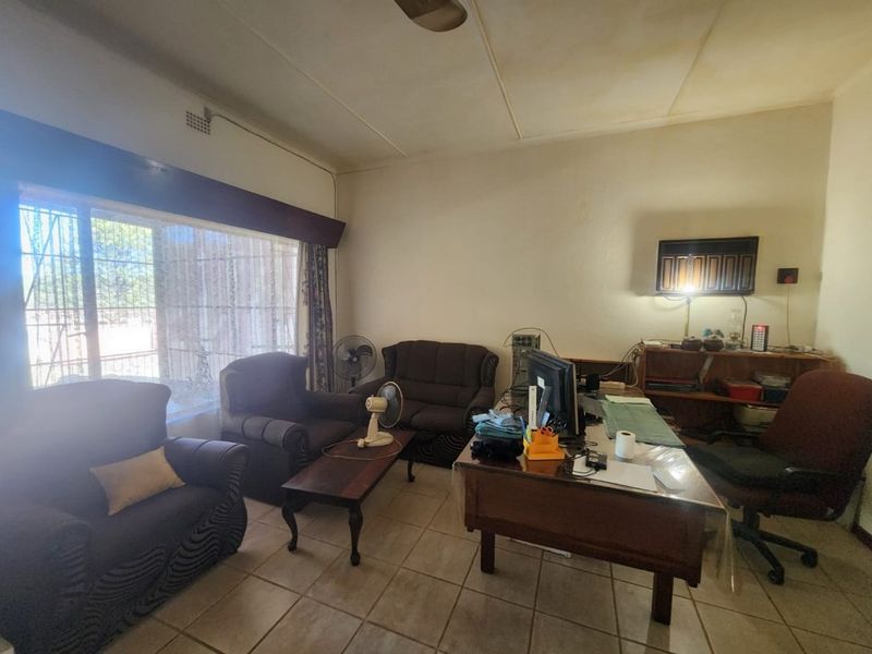 COMFORTABLE OLD STYLE HOME PERFECT FOR LOTS OF ACCOMMODATION - Photo 6