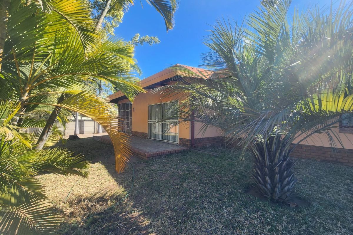 COMFORTABLE OLD STYLE HOME PERFECT FOR LOTS OF ACCOMMODATION - Photo 3