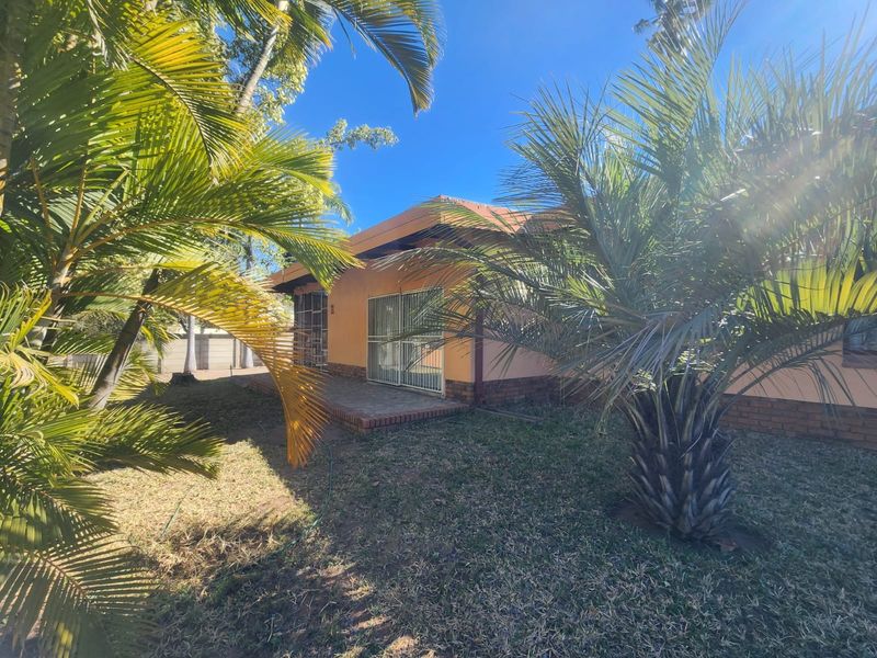 COMFORTABLE OLD STYLE HOME PERFECT FOR LOTS OF ACCOMMODATION - Photo 3