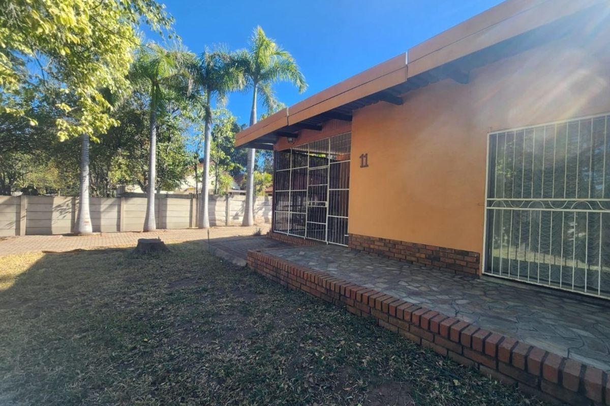 COMFORTABLE OLD STYLE HOME PERFECT FOR LOTS OF ACCOMMODATION - Photo 2