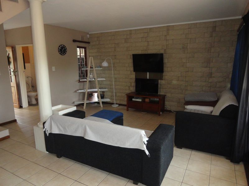 PET FRIENDLY 2 BEDROOM, 2 BATHROOM DUPLEX IN PADFIELD PARK - Photo 10