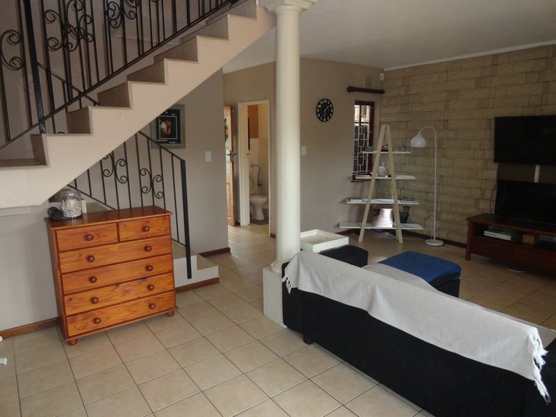 PET FRIENDLY 2 BEDROOM, 2 BATHROOM DUPLEX IN PADFIELD PARK - Photo 9