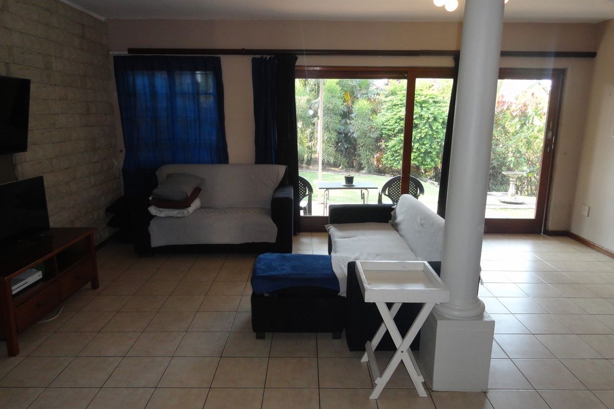 PET FRIENDLY 2 BEDROOM, 2 BATHROOM DUPLEX IN PADFIELD PARK - Photo 5