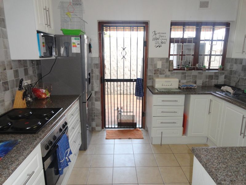 PET FRIENDLY 2 BEDROOM, 2 BATHROOM DUPLEX IN PADFIELD PARK - Photo 2