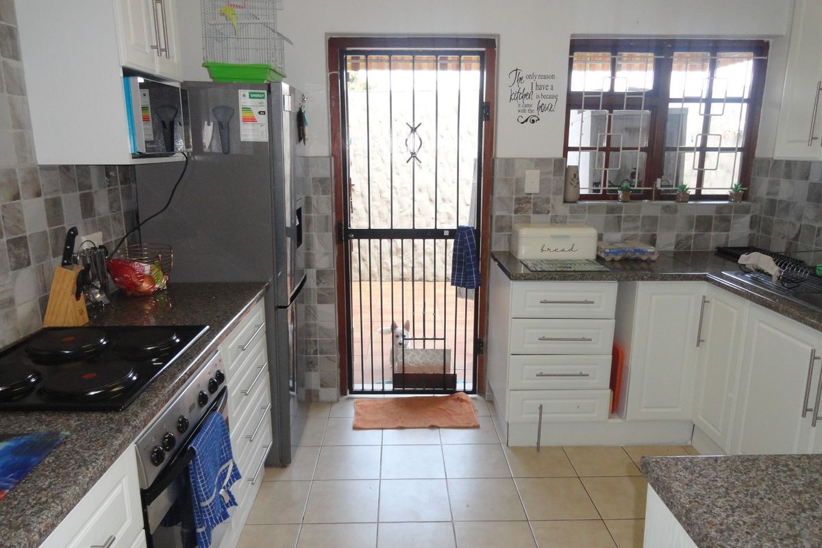 PET FRIENDLY 2 BEDROOM, 2 BATHROOM DUPLEX IN PADFIELD PARK - Photo 2