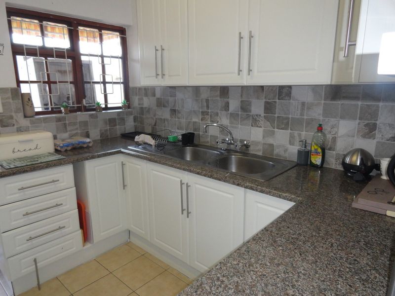 PET FRIENDLY 2 BEDROOM, 2 BATHROOM DUPLEX IN PADFIELD PARK - Photo 4