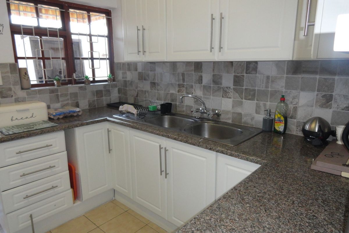 PET FRIENDLY 2 BEDROOM, 2 BATHROOM DUPLEX IN PADFIELD PARK - Photo 4