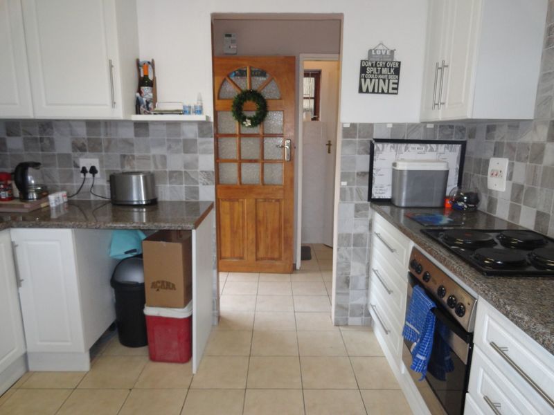 PET FRIENDLY 2 BEDROOM, 2 BATHROOM DUPLEX IN PADFIELD PARK - Photo 3