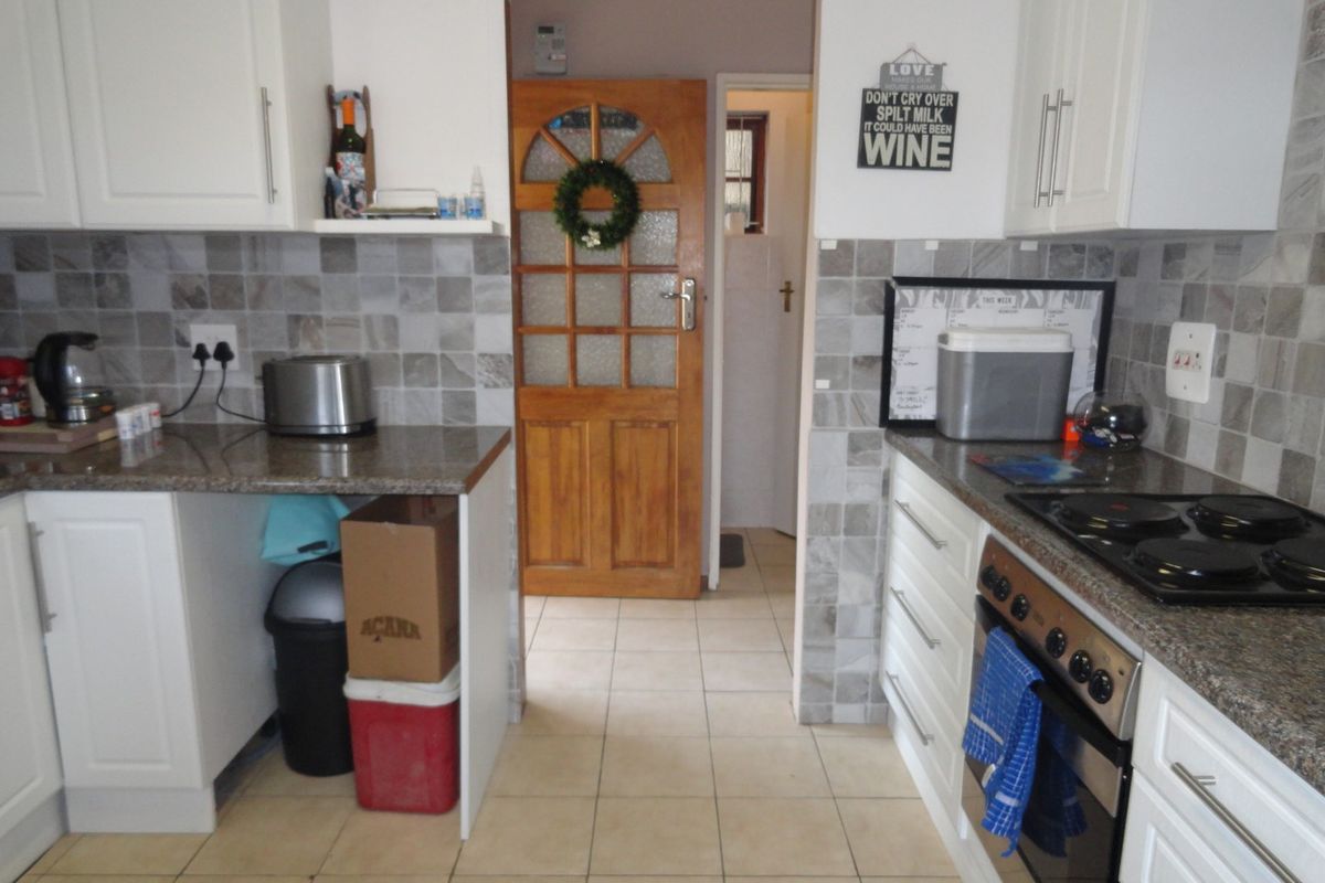 PET FRIENDLY 2 BEDROOM, 2 BATHROOM DUPLEX IN PADFIELD PARK - Photo 3