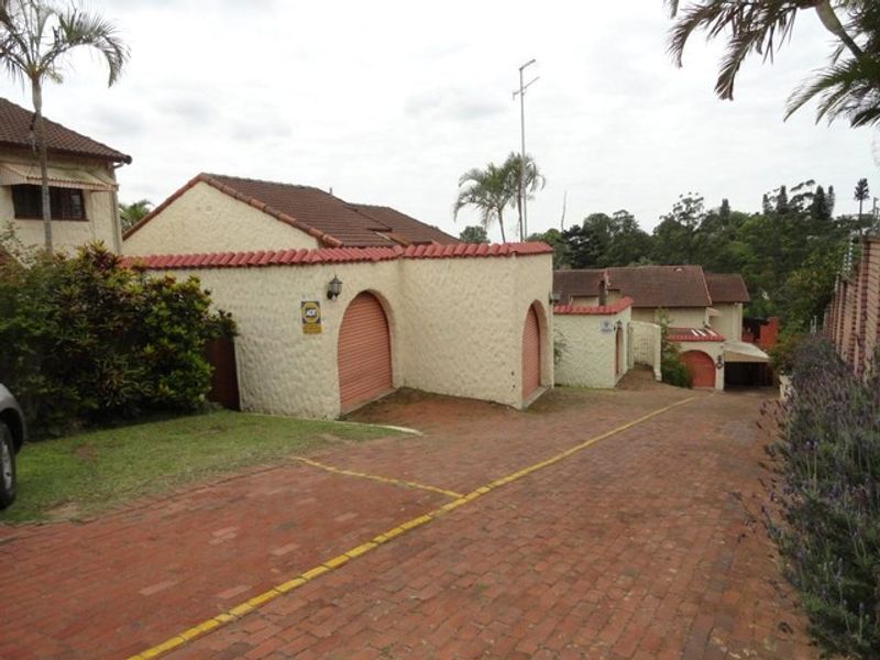 PET FRIENDLY 2 BEDROOM, 2 BATHROOM DUPLEX IN PADFIELD PARK - Photo 1