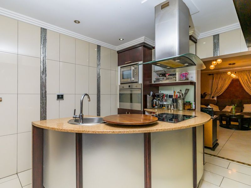 Spacious Double-Storey Family Home with Income-Generating Flatlet - Photo 10