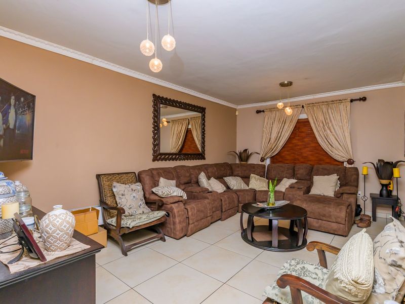 Spacious Double-Storey Family Home with Income-Generating Flatlet - Photo 9