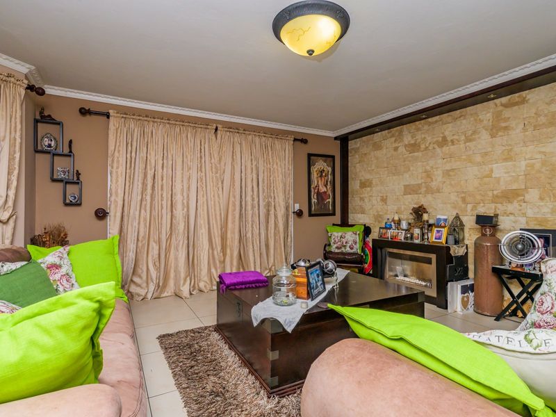 Spacious Double-Storey Family Home with Income-Generating Flatlet - Photo 8