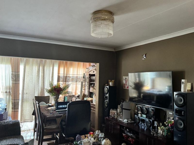 Flat For Sale In Pinetown - Photo 2