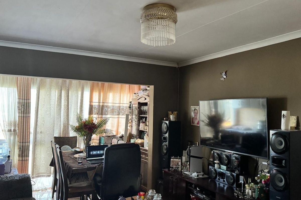 Flat For Sale In Pinetown - Photo 2
