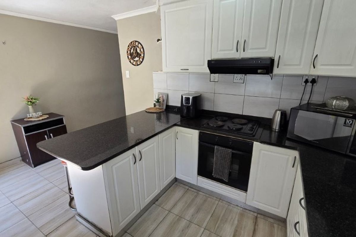 Townhouse For Sale In Pinetown - Photo 4