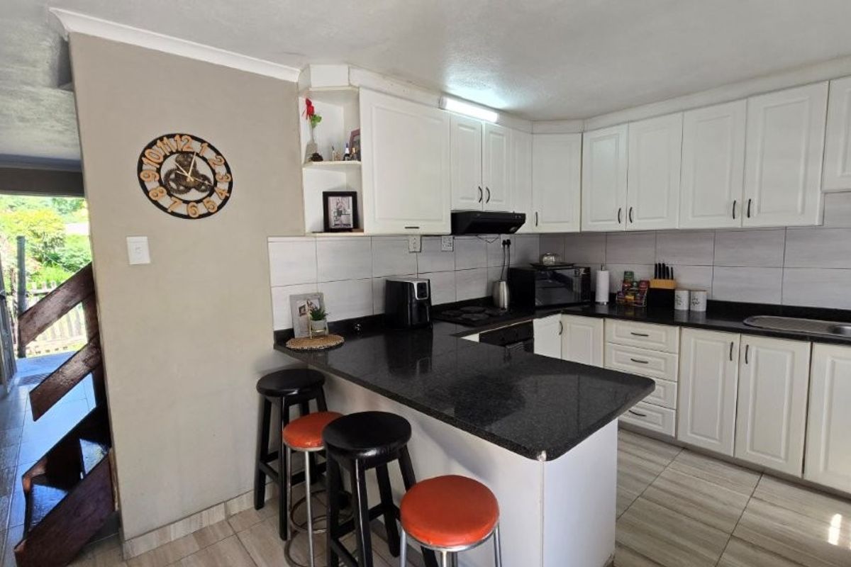 Townhouse For Sale In Pinetown - Photo 2