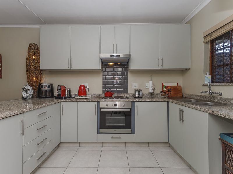 Yor Dream Home Awaits, Private and Secure Townhouse For sale in Hatton Estate, Pinetown - Photo 6