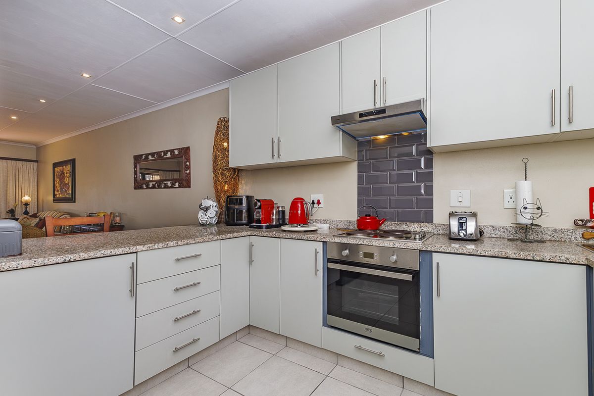 Yor Dream Home Awaits, Private and Secure Townhouse For sale in Hatton Estate, Pinetown - Photo 5