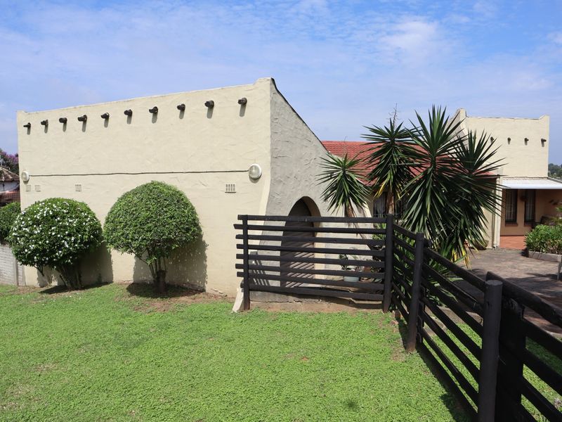 Family home with pool and teen pad - Photo 2