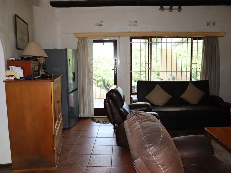 Family home with pool and teen pad - Photo 4