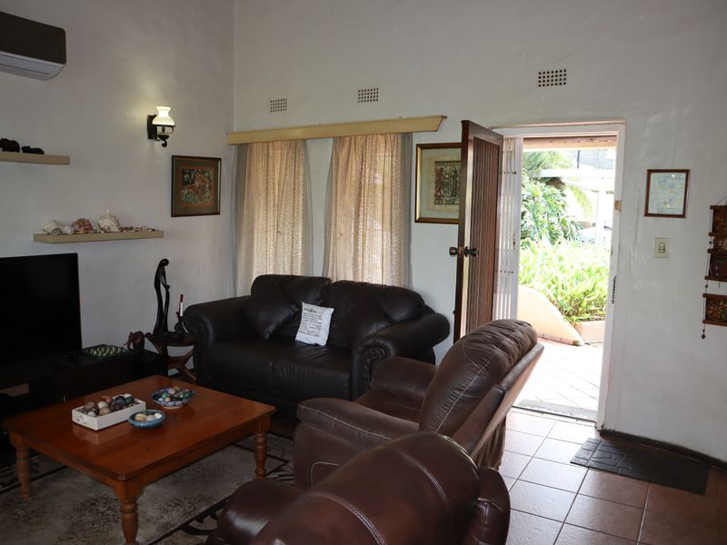 Family home with pool and teen pad - Photo 7