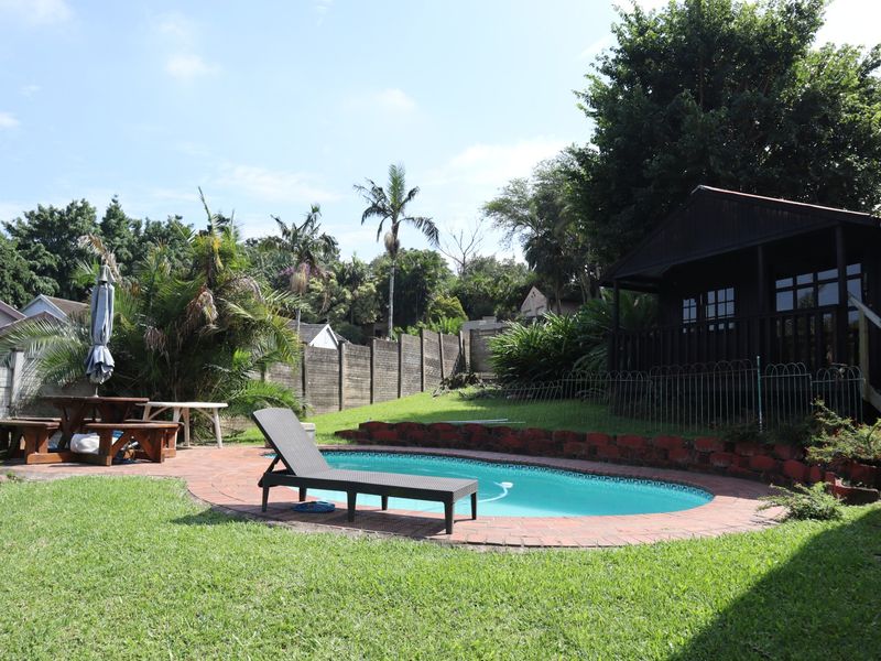 Family home with pool and teen pad - Photo 3