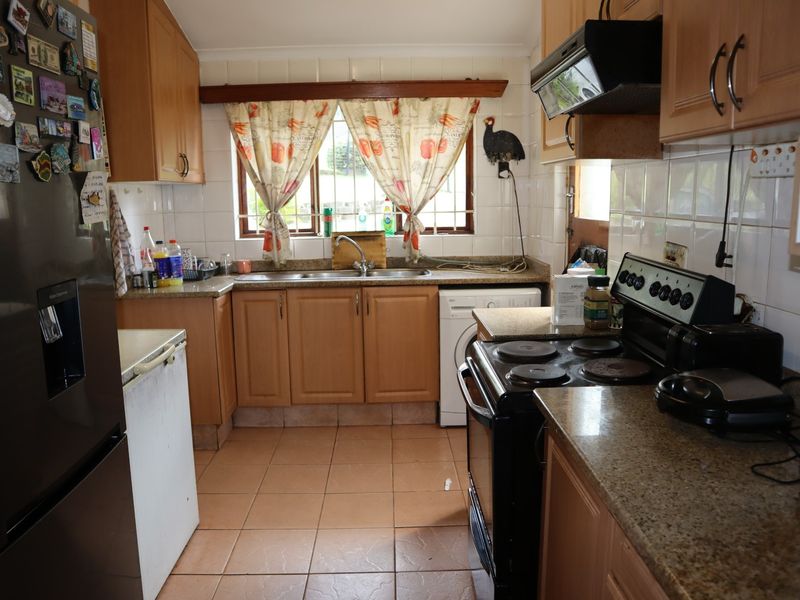 Family home with pool and teen pad - Photo 10