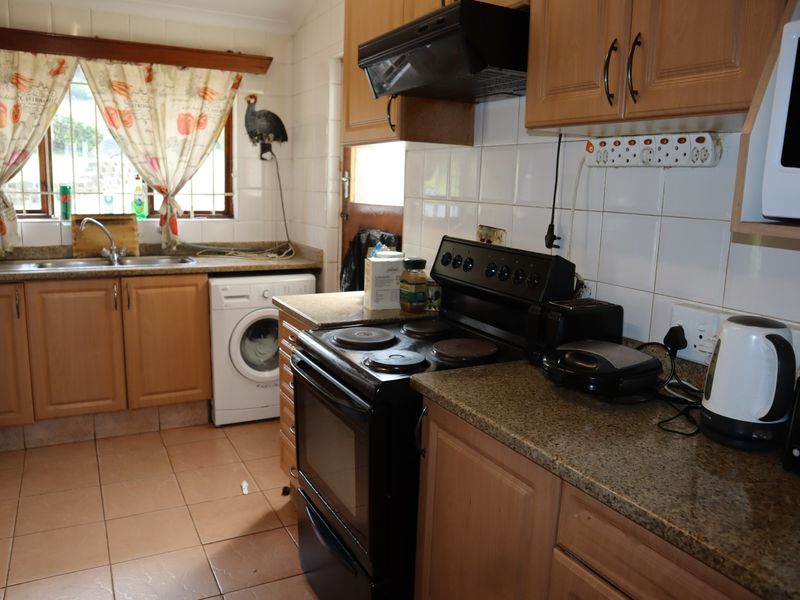 Family home with pool and teen pad - Photo 9