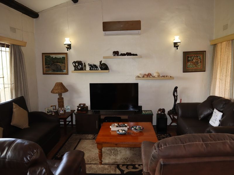 Family home with pool and teen pad - Photo 6