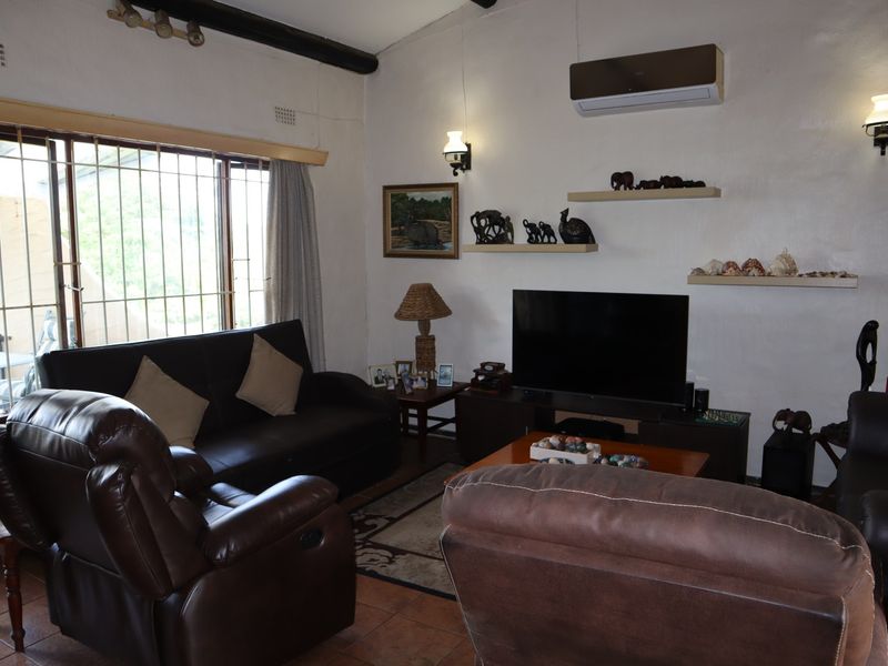 Family home with pool and teen pad - Photo 5