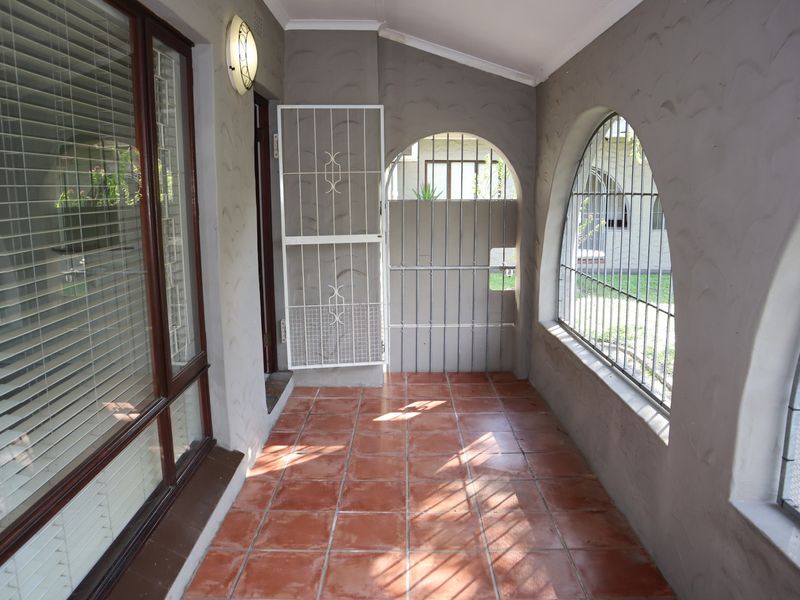 Elegant family home to let in Pinetown - Photo 5