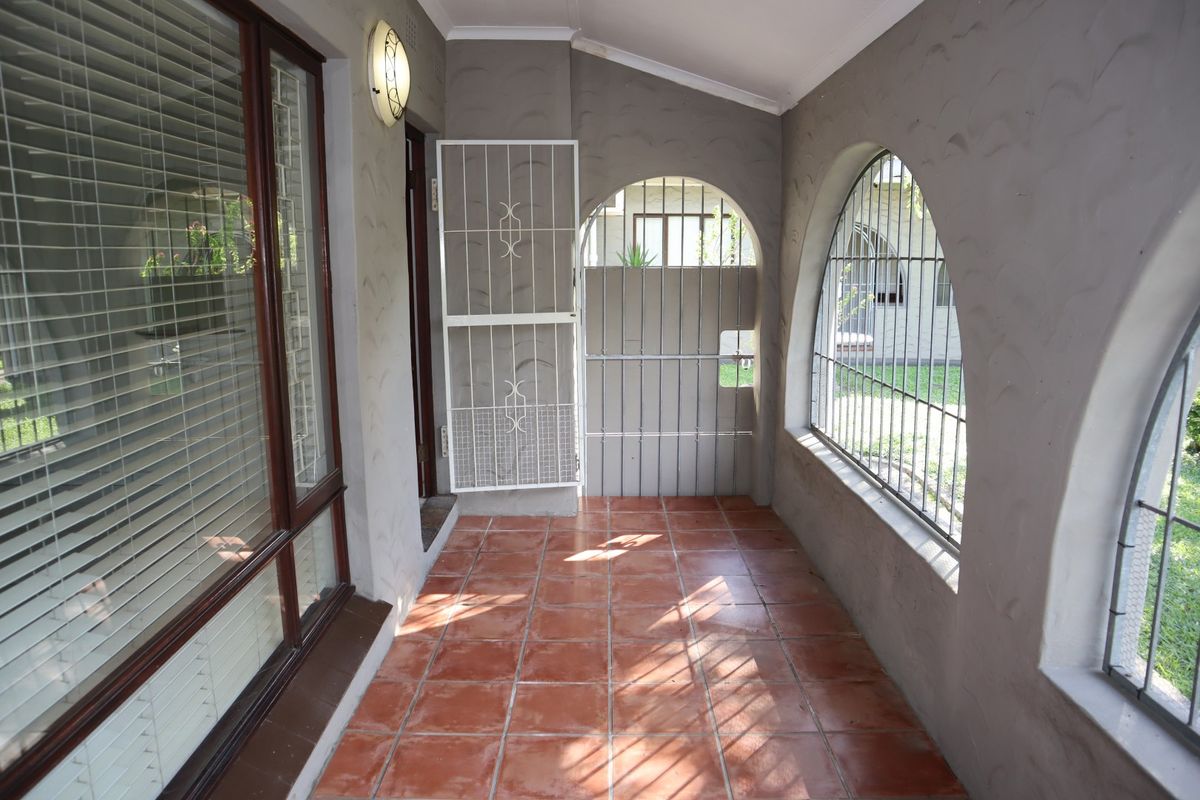 Elegant family home to let in Pinetown - Photo 5