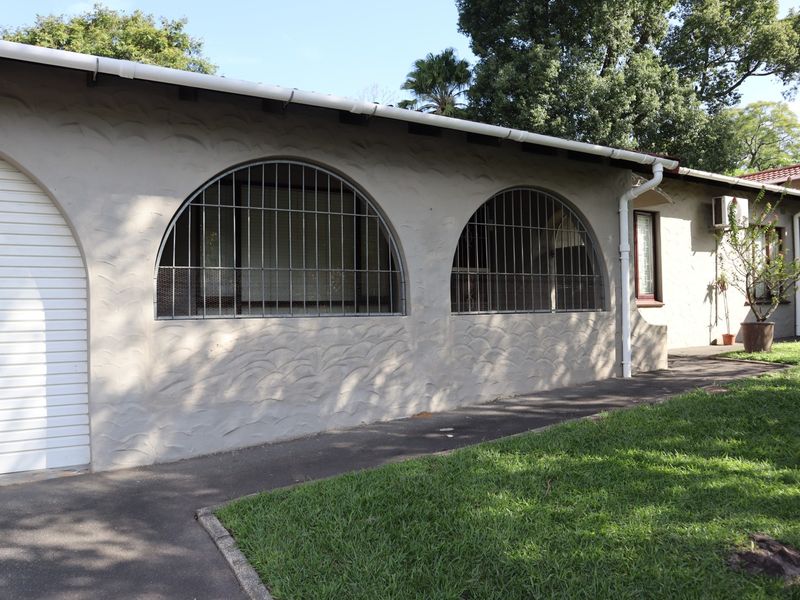 Elegant family home to let in Pinetown - Photo 2