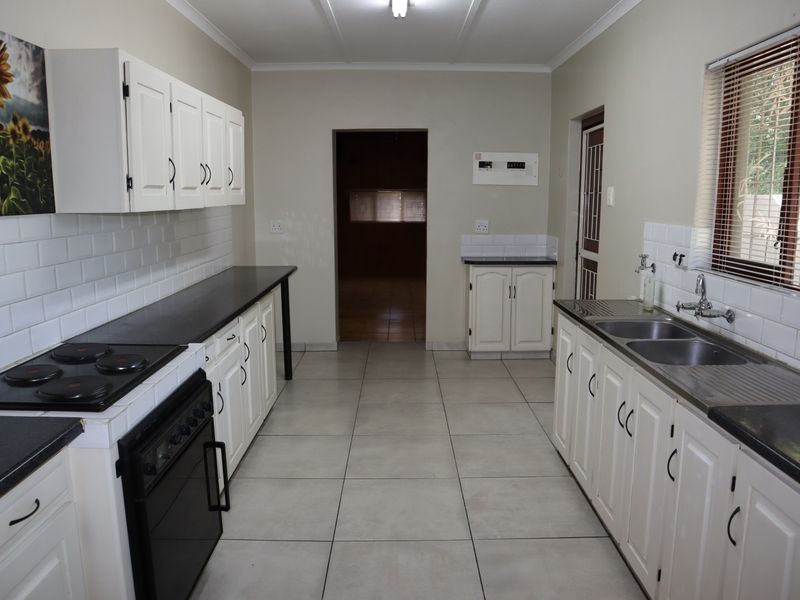 Elegant family home to let in Pinetown - Photo 10