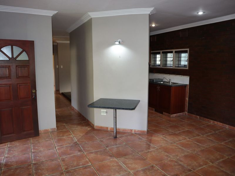 Stunning 2 bedroom cottage to let - Photo 9