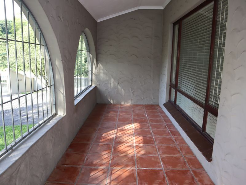 STUNNING 3 BEDROOM HOUSE WITH A FULLY SELF CONTAINED 2 BEDROOM 80M2 COTTAGE - Photo 5