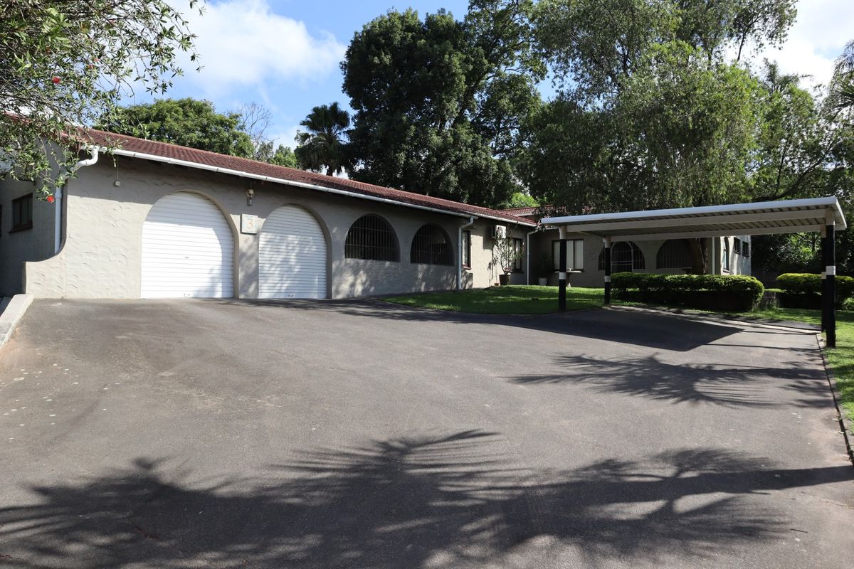 STUNNING 3 BEDROOM HOUSE WITH A FULLY SELF CONTAINED 2 BEDROOM 80M2 COTTAGE - Photo 2