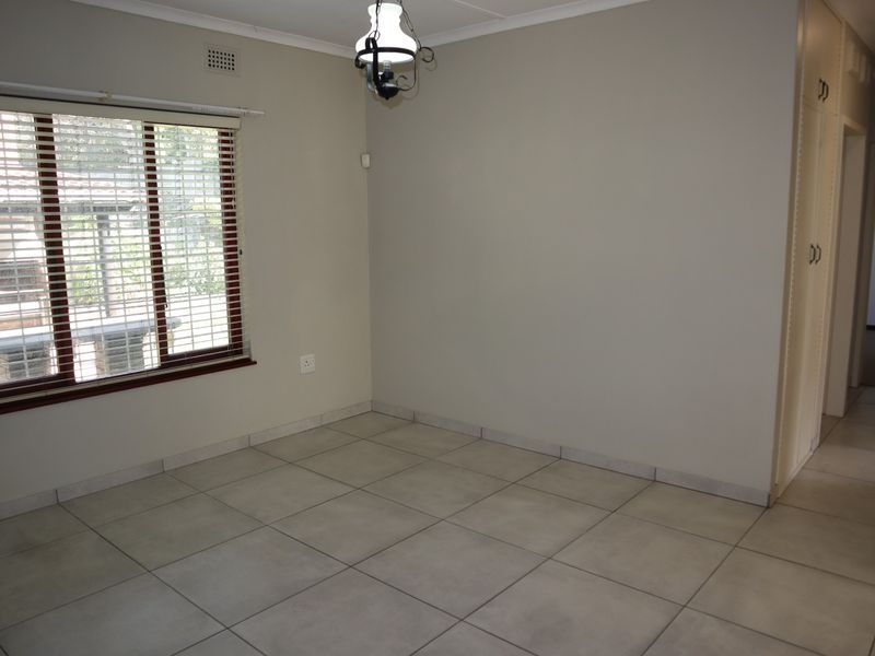 STUNNING 3 BEDROOM HOUSE WITH A FULLY SELF CONTAINED 2 BEDROOM 80M2 COTTAGE - Photo 9