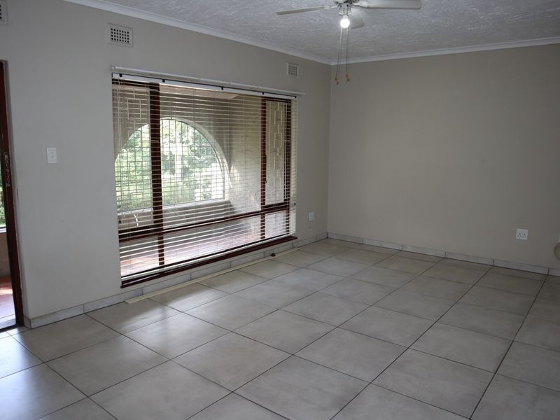 STUNNING 3 BEDROOM HOUSE WITH A FULLY SELF CONTAINED 2 BEDROOM 80M2 COTTAGE - Photo 7