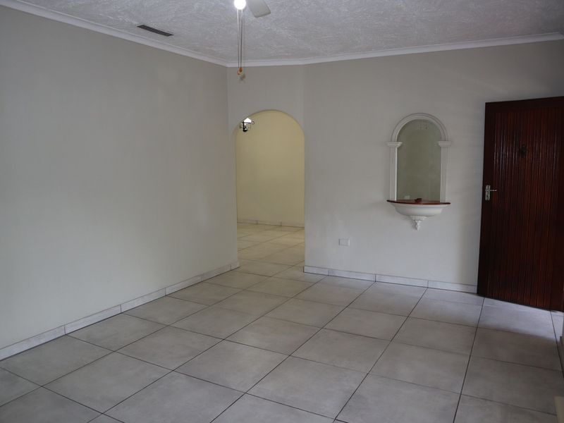 STUNNING 3 BEDROOM HOUSE WITH A FULLY SELF CONTAINED 2 BEDROOM 80M2 COTTAGE - Photo 8