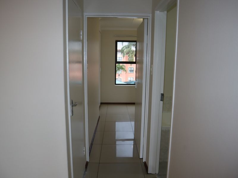 MOVE IN READY - REFURBISHED 2 BED, 2 BATH FLAT IN CAVERSHAM GLEN - Photo 10
