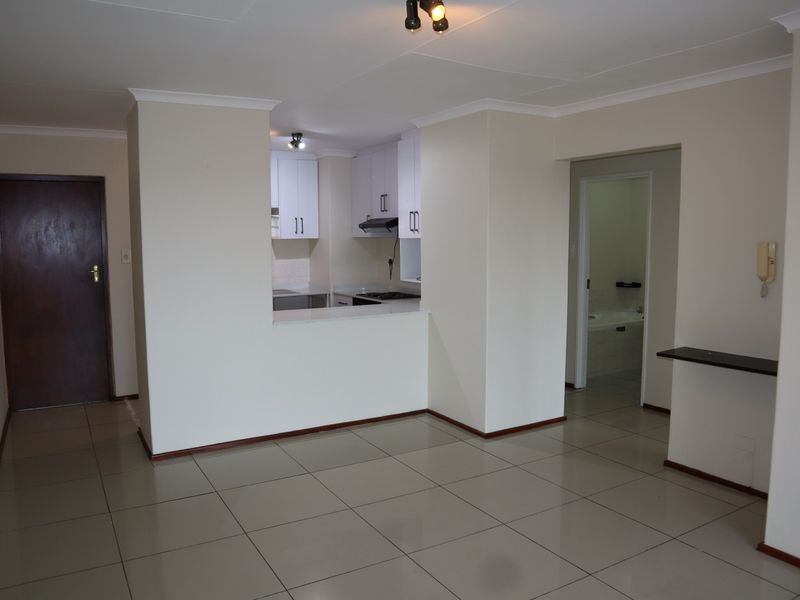 MOVE IN READY - REFURBISHED 2 BED, 2 BATH FLAT IN CAVERSHAM GLEN - Photo 9