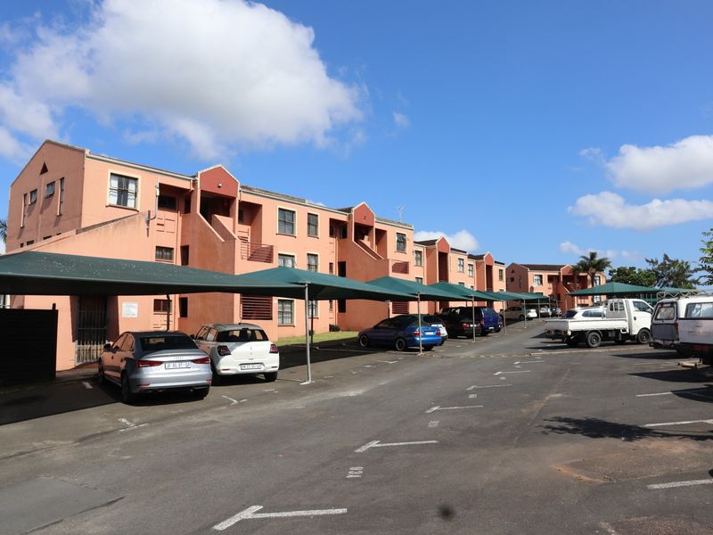 MOVE IN READY - REFURBISHED 2 BED, 2 BATH FLAT IN CAVERSHAM GLEN - Photo 2