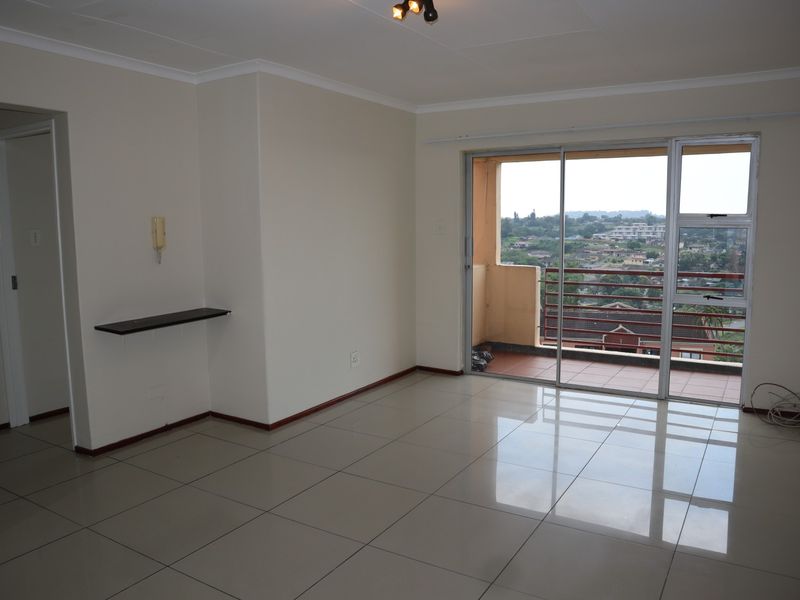 MOVE IN READY - REFURBISHED 2 BED, 2 BATH FLAT IN CAVERSHAM GLEN - Photo 6