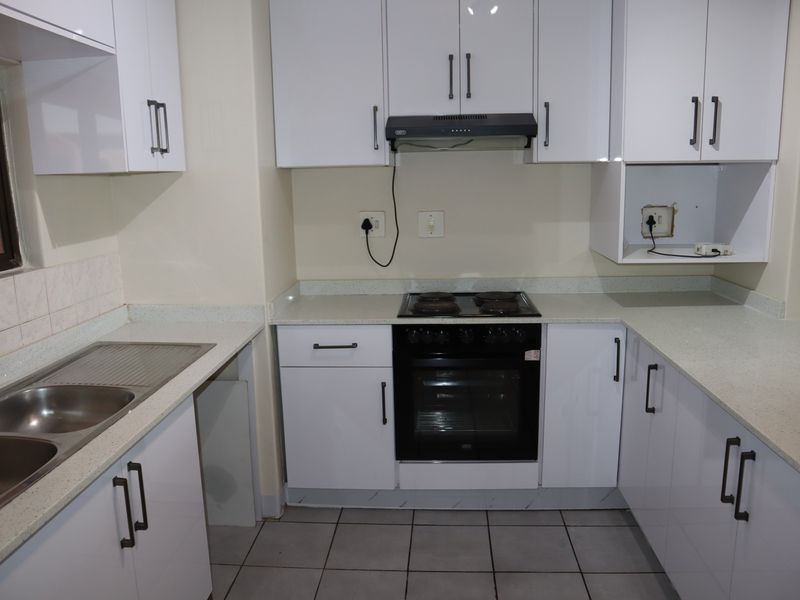 MOVE IN READY - REFURBISHED 2 BED, 2 BATH FLAT IN CAVERSHAM GLEN - Photo 4