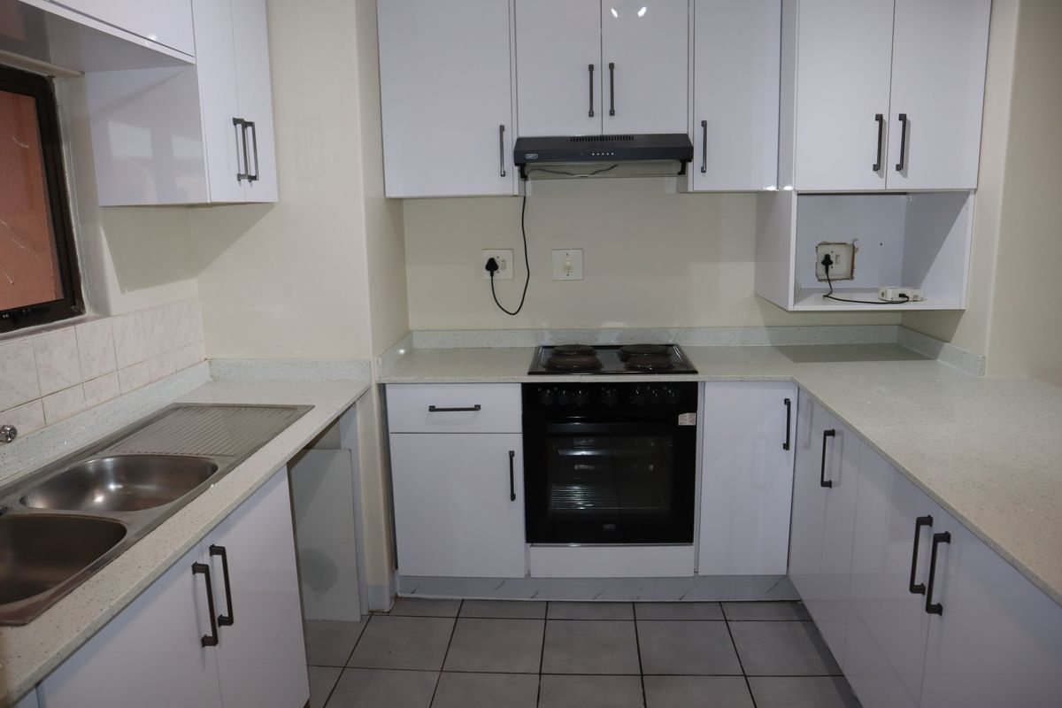 MOVE IN READY - REFURBISHED 2 BED, 2 BATH FLAT IN CAVERSHAM GLEN - Photo 4