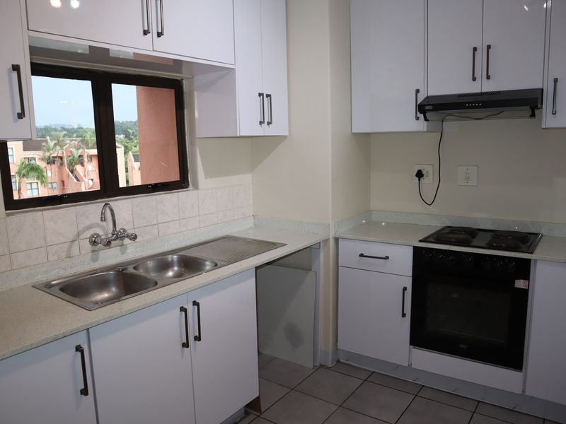 MOVE IN READY - REFURBISHED 2 BED, 2 BATH FLAT IN CAVERSHAM GLEN - Photo 3