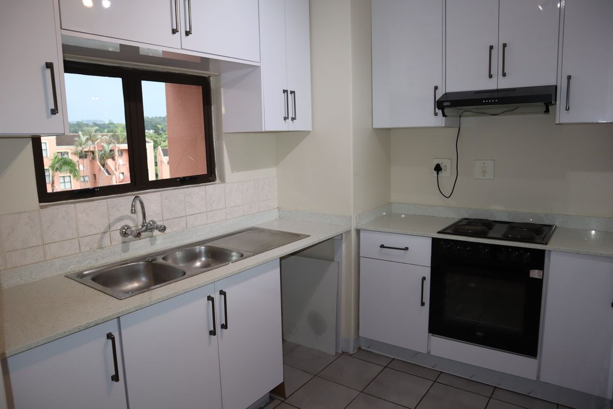 MOVE IN READY - REFURBISHED 2 BED, 2 BATH FLAT IN CAVERSHAM GLEN - Photo 3
